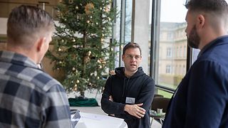 Der Abgeordnete Florian Wahl (SPD) tauscht sich mit Bürgern aus.