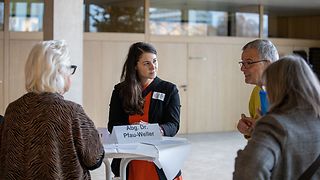 Die stellvertretende Enquete-Vorsitzende Dr. Natalie Pfau-Weller (CDU) sucht das Gespräch mit Bürgern.