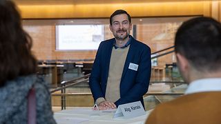 Der Abgeordnete Daniel Karrais (FDP/DVP) tauscht sich ebenfalls mit Bürgern aus.