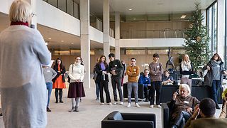 Teilnehmer in der Lobby des Landtags