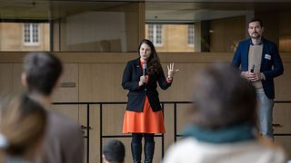 Die stellvertretende Vorsitzende der Enquetekommission "Krisenfeste Gesellschaft", Dr. Natalie Pfau-Weller (CDU), und der FDP/DVP-Abgeordnete Daniel Karrais eröffnen die Veranstaltung.