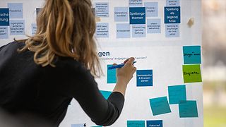 Die Bürger erarbeiten Empfehlungen zu den Themen gesellschaftlicher Zusammenhalt, Gesundheit, Krisenvorsorge und Wirtschaft.