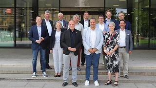 Landtagsvizepräsident Daniel Born (3. v. li.) begrüßt mit Abgeordneten des Landtags die Delegation aus St. Gallen, die von Kantonsratspräsident Jens Jäger (2. v. r.) und Kantonratsvizepräsidentin Andrea Schöb (r.) angeführt wird