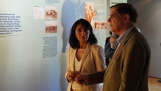 Romani Rose, Vorsitzender des Zentralrats Deutscher Sinti und Roma, führt Präsidentin Aras durch das Dokumentations- und Kulturzentrum in Heidelberg.