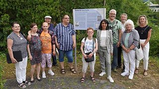 Präsidentin Aras auf dem Maria-Zeitler-Pfad der Johannes-Diakonie in Mosbach, über den Frauen und Männer mit und ohne Behinderung ehrenamtlich führen