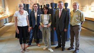 Präsidentin Aras, Dr. Achim Brötel, Landrat des Neckar-Odenwald-Kreises (2. v. re.), mit den Vorständen der Gedenkstätte Neckarelz Roos, Hans-Peter Haas (re.) und Jakob Schlegel (2. v. li.)