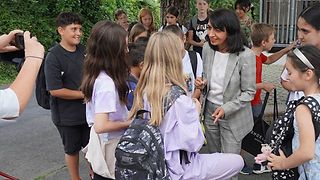 Präsidentin Muhterem Aras und Dorothee Roos von der KZ-Gedenkstätte Neckarelz