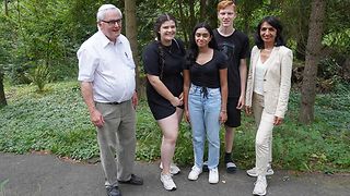 Caitlin Follo, Nafissa Islam und Lukas Hornberger (v. li.) bringen als Jugendguides Kindern die Synagoge und den Friedhof von Hemsbach näher.