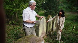 lbrecht Lohrbächer, Vorsitzender des Fördervereins Ehemalige Synagoge Hemsbach, führt Präsidentin Aras über den Jüdischen Friedhof der Stadt an der Bergstraße.