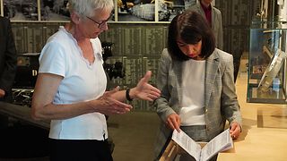 Präsidentin Muhterem Aras und Dorothee Roos von der KZ-Gedenkstätte Neckarelz