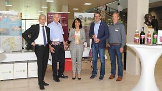 Dr. Patrick Rapp, Staatssekretär im Wirtschaftsministerium, Jörg Waldner vom Biosphärengebiet Schwäbische Alb, Landtagspräsidentin Muhterem Aras, Dr. André Baumann, Staatssekretär im Umweltministerium, und Roland Heidelberg vom Biosphärengebiet Schwäbische Alb am Infostand im Landtag