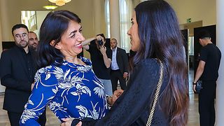 Landtagspräsidentin Muhterem Aras und Friedensnobelpreisträgerin Nadia Murad bei der Gedenkveranstaltung