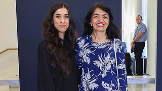 Landtagspräsidentin Muhterem Aras und Friedensnobelpreisträgerin Nadia Murad bei der Gedenkveranstaltung