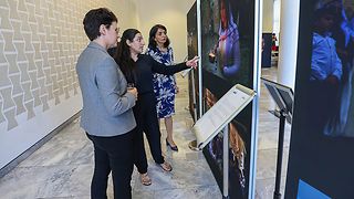 Landtagspräsidentin Muhterem Aras und Friedensnobelpreisträgerin Nadia Murad bei der Gedenkveranstaltung