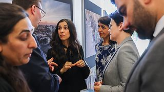 Landtagspräsidentin Muhterem Aras und Friedensnobelpreisträgerin Nadia Murad bei der Gedenkveranstaltung