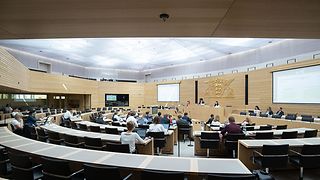 Die Enquetekommission tagt im Plenarsaal