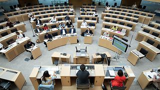 Die Enquetekommission tagt im Plenarsaal