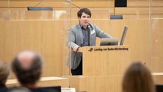 Alexander Salomon, der Vorsitzende der Enquetekommission, begrüßt die Teilnehmenden