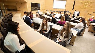 Teilnehmende im Gespräch