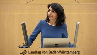 Landtagspräsidentin Muhterem Aras am Rednerpult im Plenarsaal