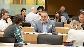 Teilnehmende im Gespräch