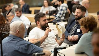 Teilnehmende im Gespräch