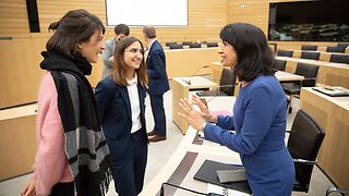 Landtagspräsidentin Muhterem Aras nach dem Forum im Gespräch