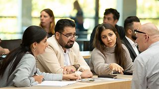 Teilnehmende im Gespräch