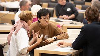 Teilnehmende im Gespräch