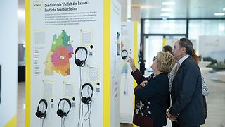 Gäste beim Betrachten der Ausstellung