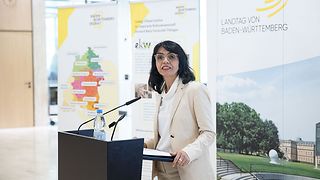 Landtagspräsidentin Muhterem Aras am Rednerpult