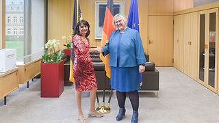 Muhterem Aras und Heike Springhart geben sich im Dienstzimmer der Präsidentin die Hand