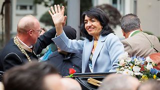 Landtagspräsidentin Aras winkt den Zuschauern zu