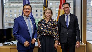 Landtagsvizepräsident Dr. Wolfgang Reinhart (li.) empfängt Generalkonsulin Ivana Červenková (mi.) und Honorarkonsul Markus Kurt Heinlein (re.) in seinem Dienstzimmer