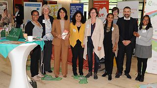 Gruppenbild mit der Landtagspräsidentin und Mitarbeitenden des DEAB und der SEZ