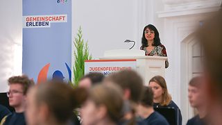 Landtagspräsidentin Muhterem Aras spricht am Rednerpult