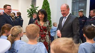 Landtagspräsidentin Muhterem Aras und Staatssekretär Wilfried Klenk im Gespräch mit dem Feuerwehrnachwuchs