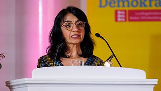 Landtagspräsidentin Muhterem Aras spricht am Rednerpult