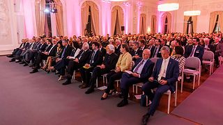 Die Gäste im Neuen Schloss