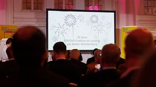 Leinwand auf der steht 70 Jahre FDP/DVP-Fraktion im Landtag von Baden-Württemberg