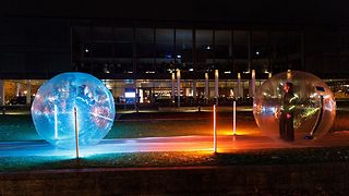 Vor dem Landtag wird der Diskurs in Filterblasen mit großen bunten Plastikblasen inszeniert.