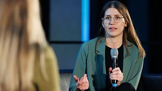 Die Moderatorin spricht mit einer wissenschaftlichen Mitarbeiterin vom Institut für Kommunikationswissenschaft der Uni Hohenheim.