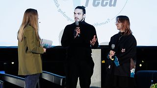 Zwei Studierende erklären Konzept und Umsetzung der Frame-by-Frame Animation.