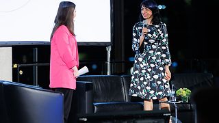 Die Landtagspräsidentin wird auf der Bühne interviewt.