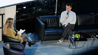 Autor und Blogger Christian Buggisch im Gespräch auf der Bühne