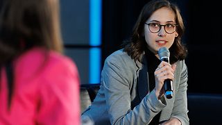 Die Moderatorin spricht mit einer Studentin der Universität Hohenheim.