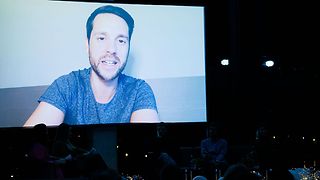 Mirko Drotschmann, auf YouTube bekannt als "MrWissen2go", äußert sich in Video-Einspielern zu verschiedenen Thesen über Social Media.