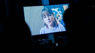 YouTuberin und Moderatorin Vera Bauer spricht im Einspieler über ihre eigenen Erfahrungen mit Filterblasen.