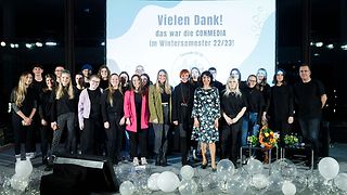 Gruppenbild mit Studierenden der HdM und Muhterem Aras