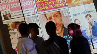 Video-Installation im Eingangsbereich des Landtags